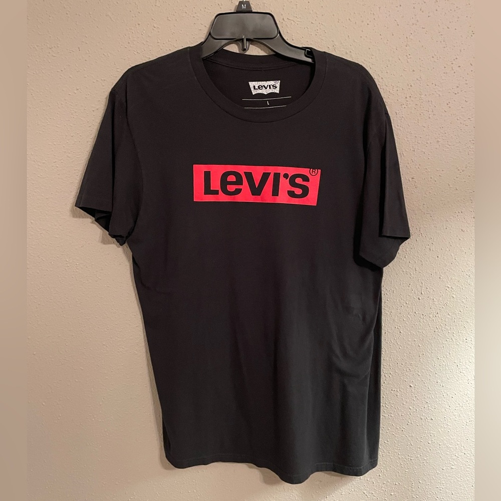 Men’s Black & Red Levi’s T-shirt. Size Large.
